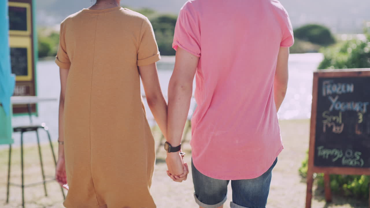 우리는 매주 일요일에 여기에 온다.