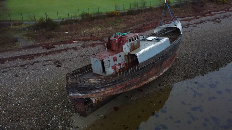 Vecchia barca di Caol sulle rive del Loch Linnhe a Fort William, Scozia.
