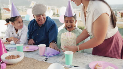 familia, pastel y chica en el parque para el cumpleaños