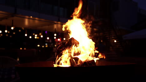 fogata con leña ardiendo por la noche.