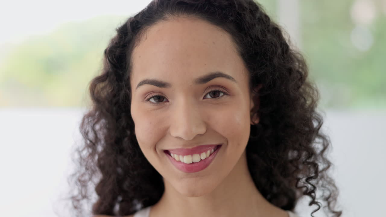 rostro, belleza natural y mujer en el baño