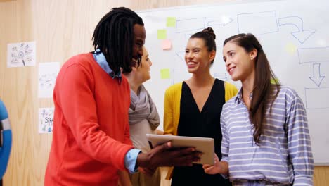 ejecutivos de negocios discutiendo sobre una tableta digital en la oficina