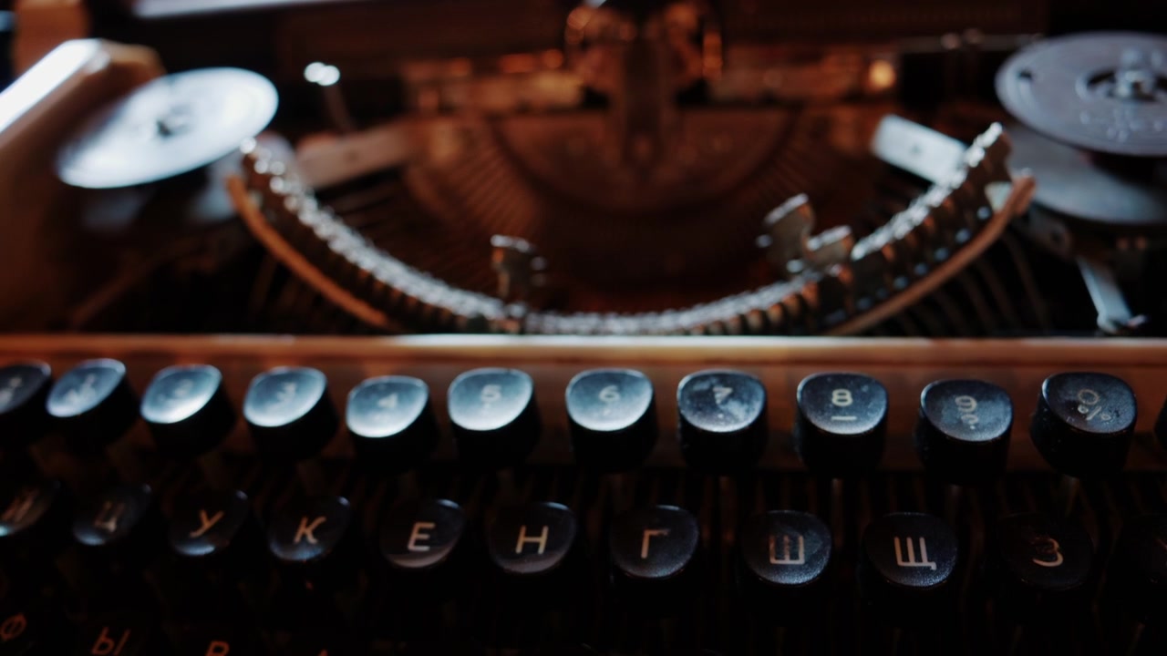 Primo piano di una macchina da scrivere meccanica vintage con tasti e componenti metallici visibili