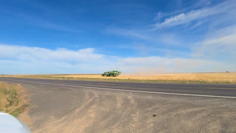 La-Cosechadora-Y-El-Tractor-Con-Remolque-De-Grano-Están-Cosechando-El-Campo-De-Trigo-En-El-Estado-Central-Oriental-De-Washington