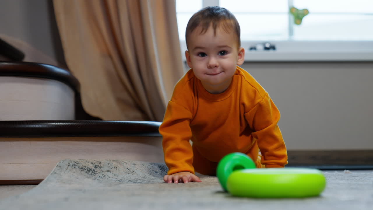 Bambino che gattona e gioca con i giocattoli