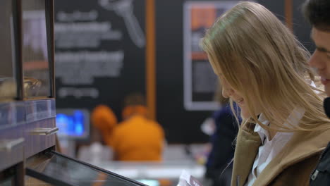 Young-people-choosing-the-bread-in-bakery