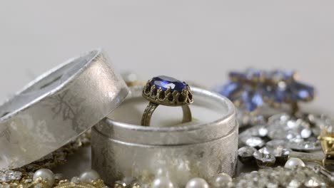 schöne modeschmuck und vintage-schmuck mit edlen glänzenden steinen, perlen und diamanten für frauen