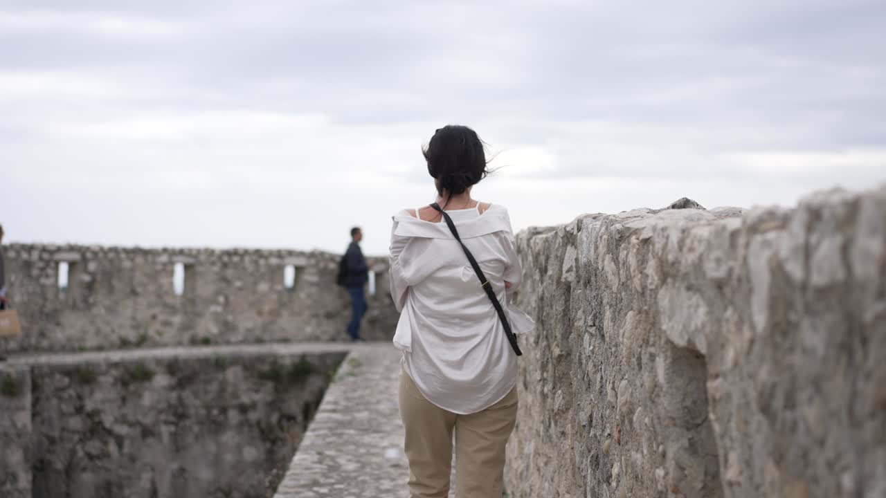 niña caminando en la antigua fortaleza en francia