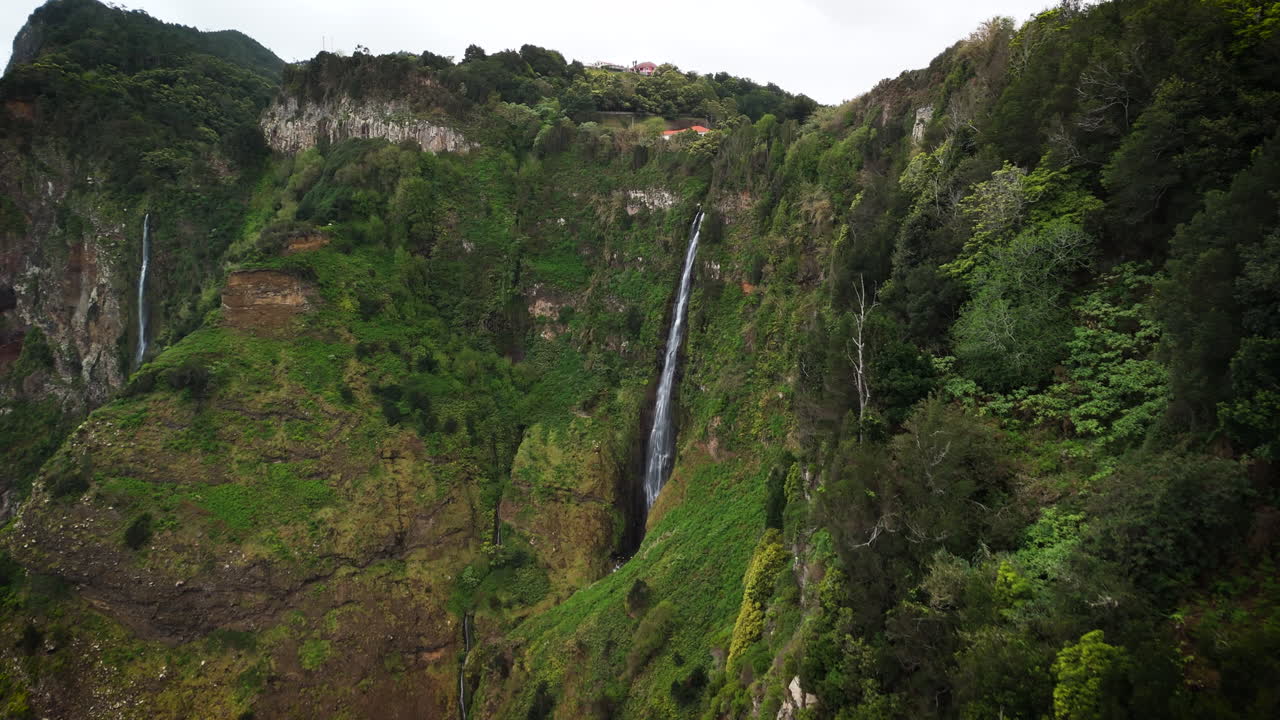 zoom en movimiento en la cascada de rocha do navio, madeira, portugal