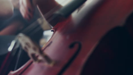 Cellistin-Spielt-Violoncello.-Frau-Violoncello-Spielerin