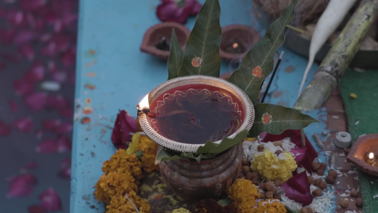 ofrendas sagradas de lámpara de aceite de arcilla ardiente para el dios hindú en el festival desde una perspectiva única