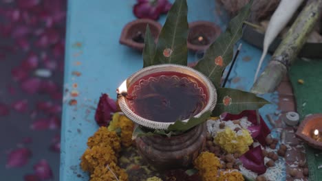 Ofrendas-Sagradas-De-Lámpara-De-Aceite-De-Arcilla-Encendida-Para-El-Dios-Hindú-En-El-Festival-Desde-Una-Perspectiva-única