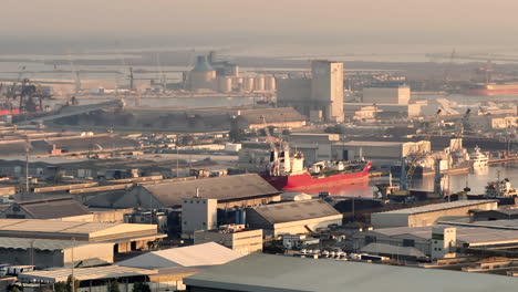 vista aérea de la zona industrial y portuaria de ravenna, el distrito de producción se compone de un polo químico y petroquímico, plantas termoeléctricas y metalúrgicas