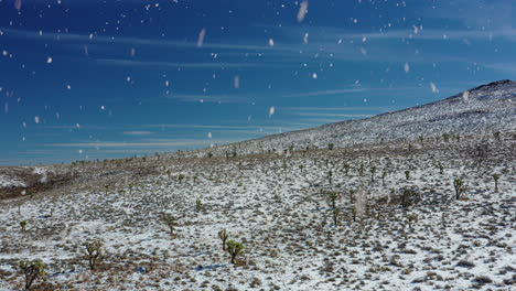 Zona-Desértica-Cubierta-De-Nieve-Durante-Fuertes-Nevadas,-Vista-Aérea-De-Vuelo-Hacia-Atrás