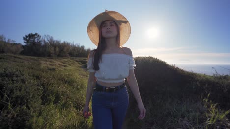 Mujer-Caminando-Sobre-Un-Verde-Campo-Cubierto-De-Hierba