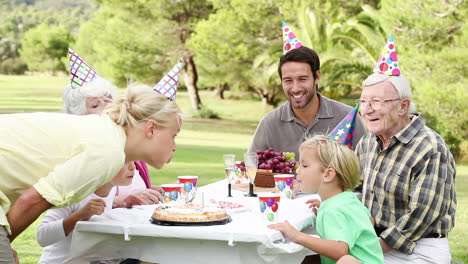 Familia-Celebrando-Un-Cumpleaños