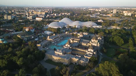 Baños-Termales-Szechenyi:-Toma-Cinematográfica-De-Establecimiento-Con-El-Zoológico-De-Budapest-Al-Fondo