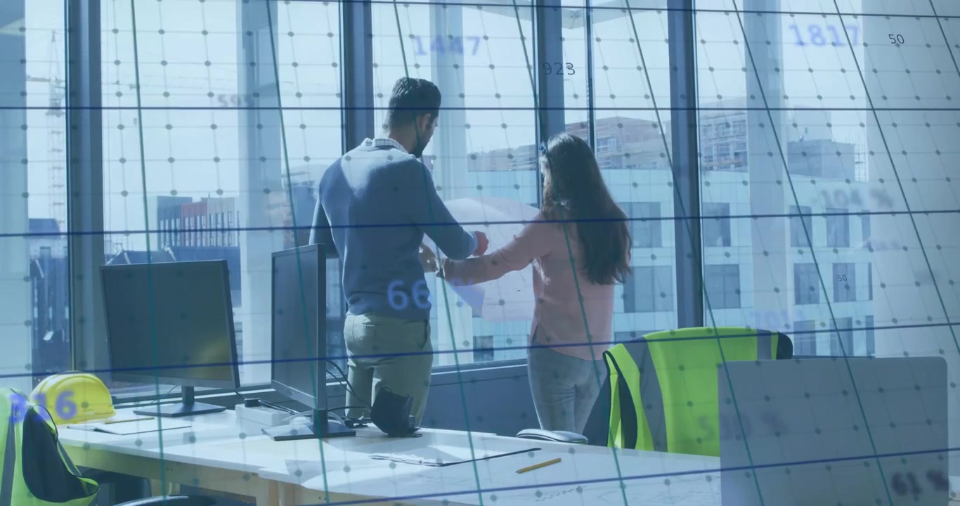 Ingeniero levantando la mano y señalando la ventana, arquitecta tocando una superposición de datos de RA y revisando información.
