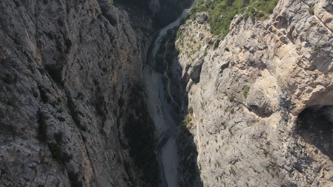 두 개의 큰 산 사이에 형성 된 거대한 협곡의 드론 뷰, 산꼭대기와 숲