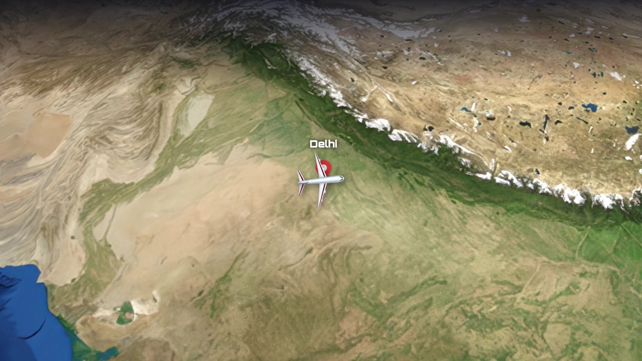 Satellitkortanimation sporer et kommercielt fly, der flyver fra Dubai til Delhi over Sydasien.