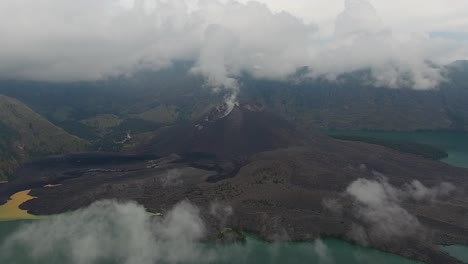 Volando-Hacia-Un-Volcán-Activo-Dentro-De-Un-Cráter,-Rinjani-En-Lombok-En-Indonesia