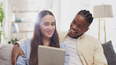 tableta, pareja y tarjeta de crédito para compras en línea