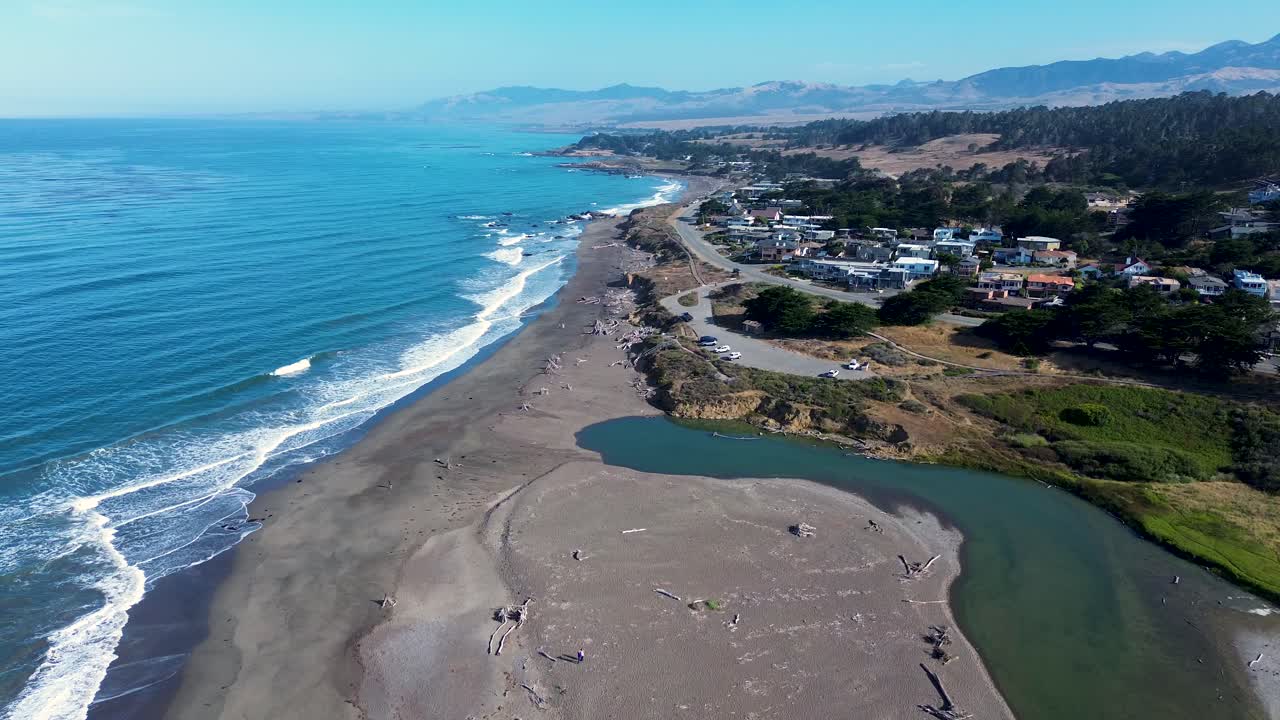 브리아의 공중 풍경: 주요 도시, 강, 호수, 입구, 모래 해변에 있는 호수, 주택, 상점, 거리, 동네, 캘리포니아, 미국, 여행