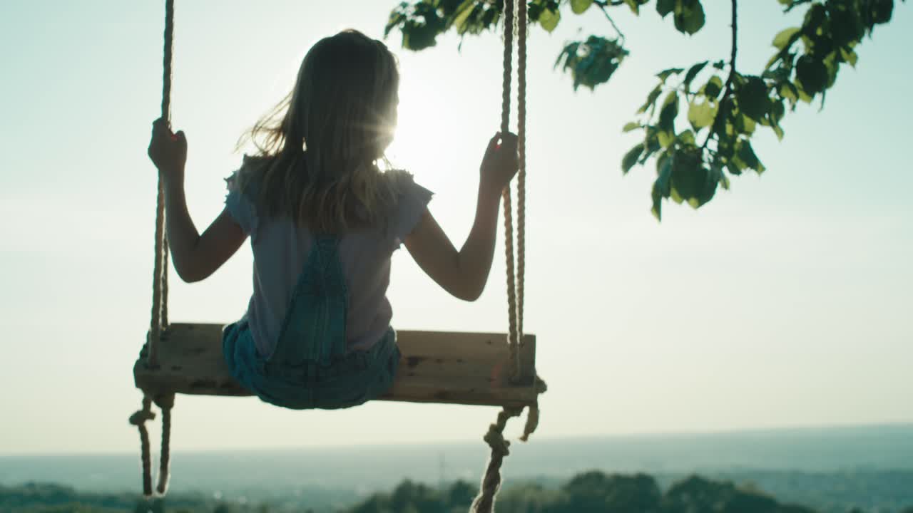 골든 아워 동안 스 ⁇ 하는 소녀의 뒷모습.