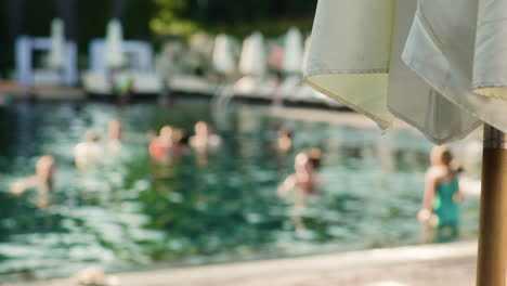 gente en la piscina