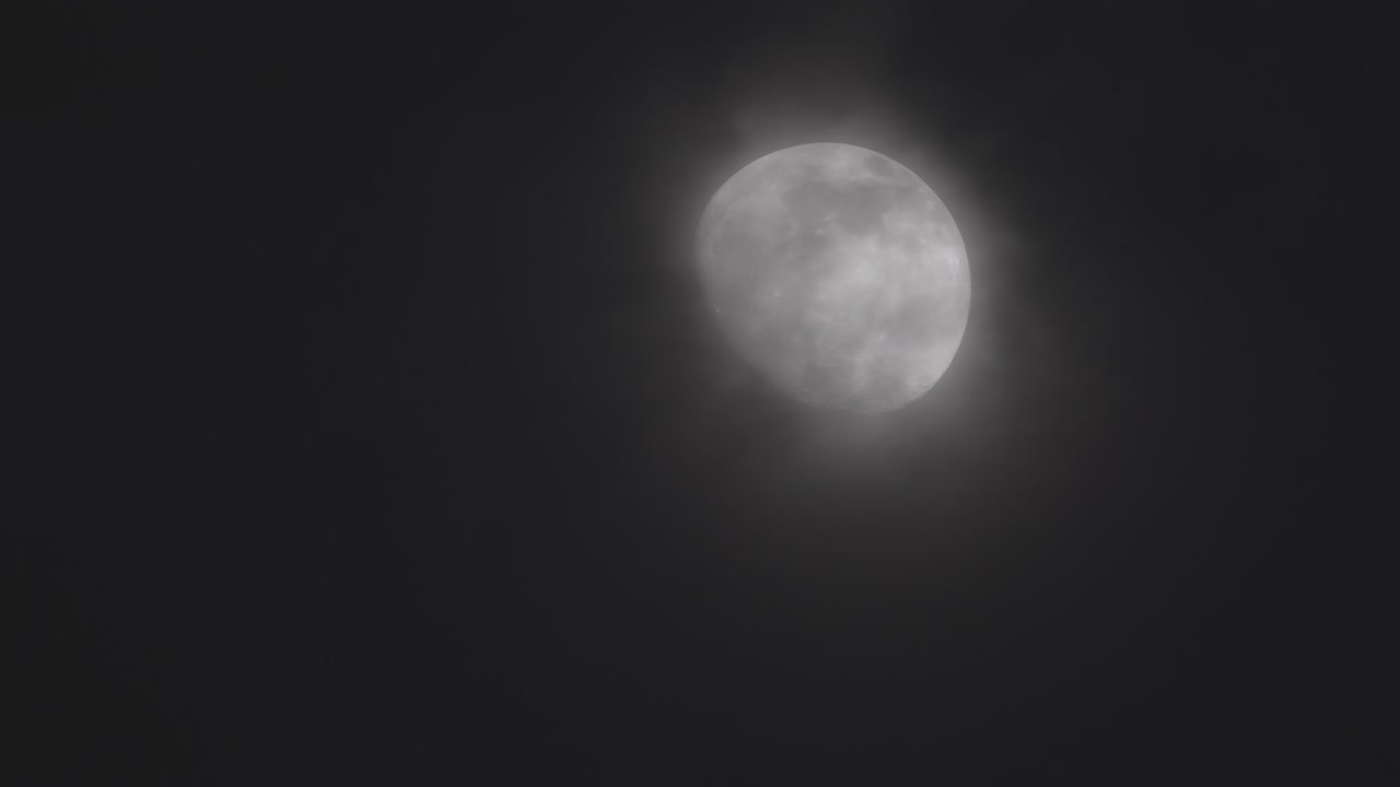 밤하늘의 밝은 달과 구름이 굴러가는