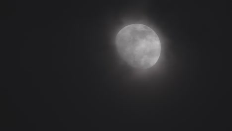 la luna brillante en el cielo nocturno y las nubes rodando