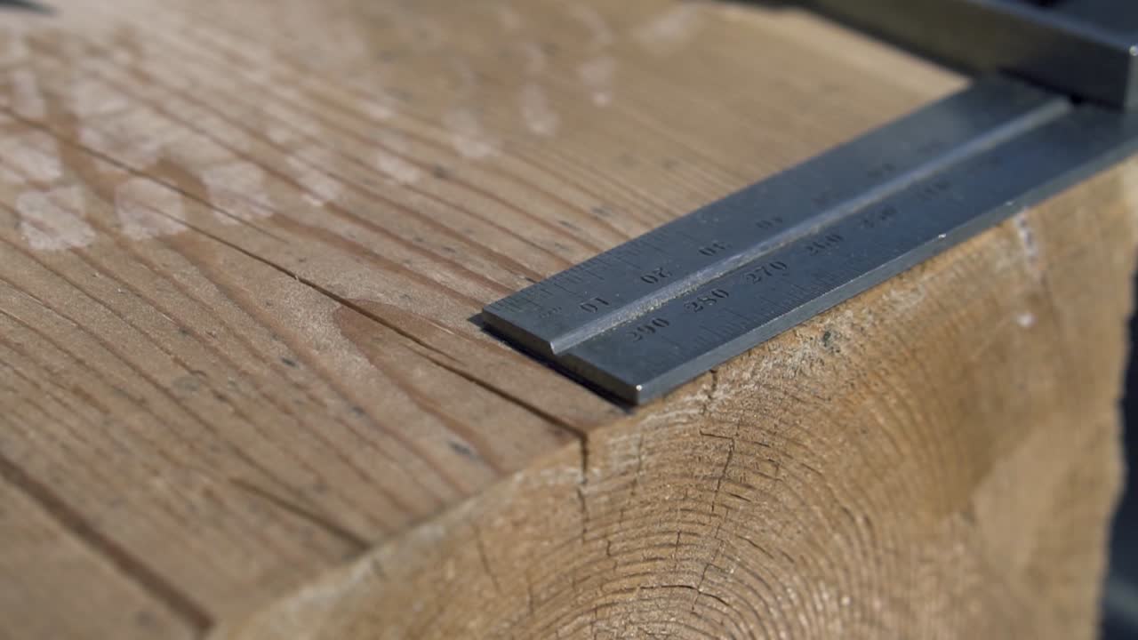 tabla de medición de madera con cuadrado y lápiz