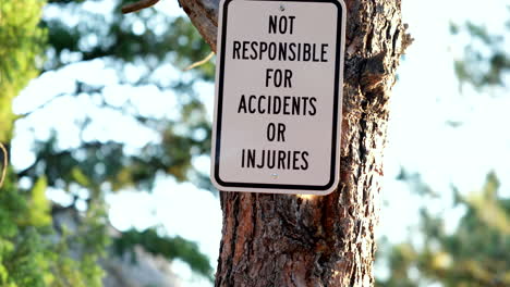 señalización de advertencia en el tronco de un árbol durante el día de verano