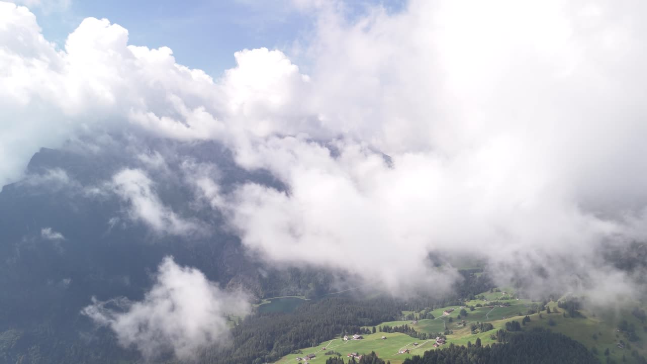 자연 공중 구름, 산, 스위스의 푸른 숲, 계곡, 유럽