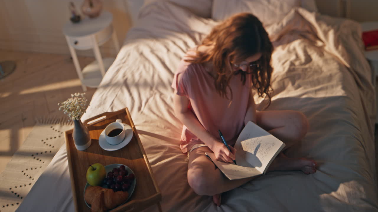 mujer pensativa escribiendo un diario en casa. adolescente relajado soñando compartiendo creatividad