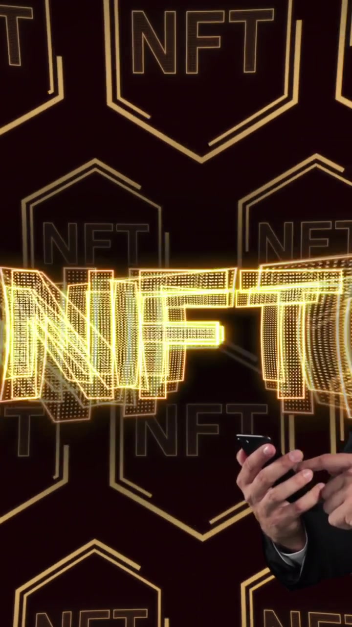 Animazione di NFT su NFT in esagoni su uomo d'affari caucasico che usa lo smartphone.