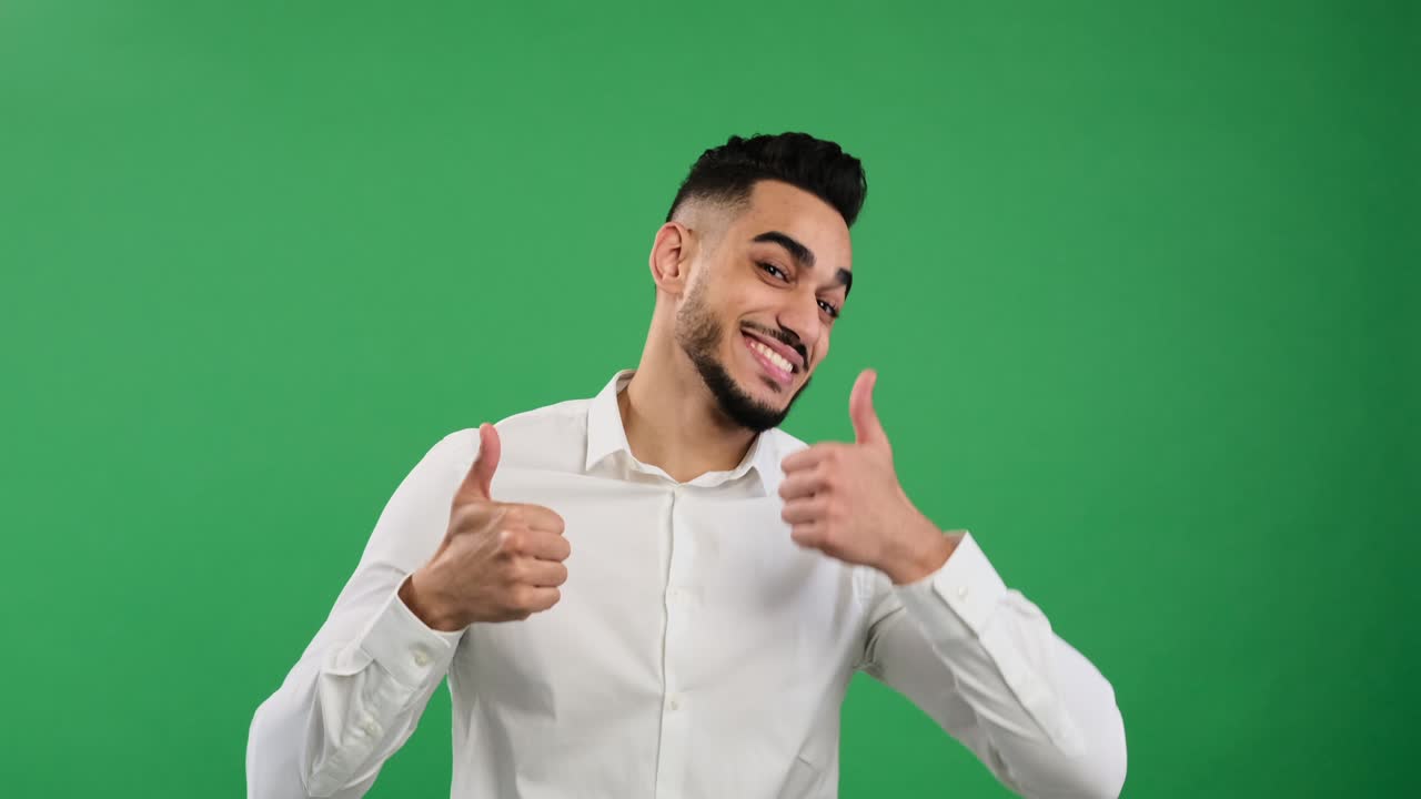 hombre de negocios alegre dando pulgares hacia arriba gesto con ambas manos