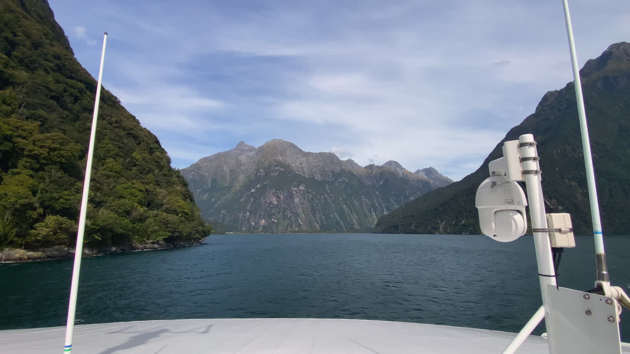 crucero milford sound, vista desde el frente del barco en el parque nacional fiordland, nueva zelanda