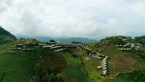 4K-Filmische-Naturluftaufnahmen-Einer-Drohne,-Die-An-Einem-Sonnigen-Tag-über-Die-Wunderschönen-Berge-Von-Mon-Jam-Neben-Chiang-Mai,-Thailand-Fliegt