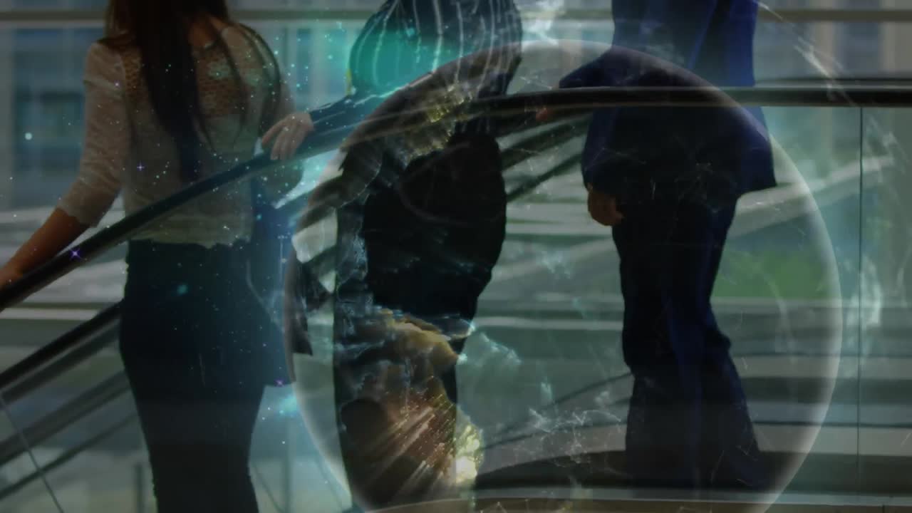 animación de globo y redes de conexiones sobre diversas personas de negocios en la oficina