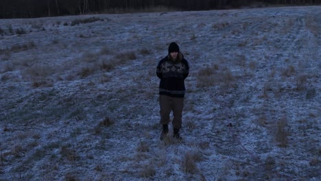 Hombre-Solitario-Con-Ropa-De-Abrigo-Caminando-Sobre-Un-Campo-Nevado-En-Indre-Fosen,-Noruega