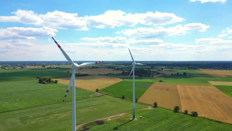 Vista-Aérea-De-Un-Potente-Parque-De-Turbinas-Eólicas-Para-La-Producción-De-Energía-En-Un-Hermoso-Cielo-Nublado-En-Las-Tierras-Altas