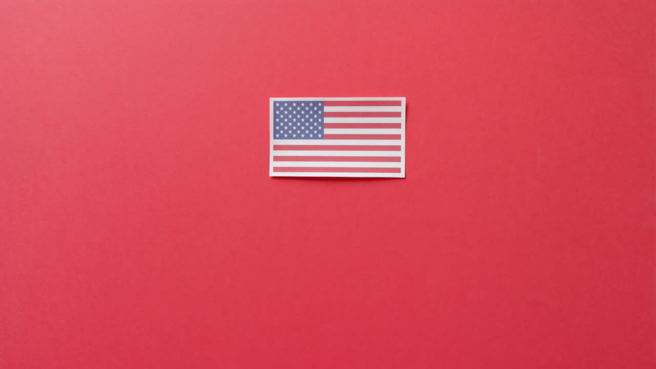 bandera nacional de los estados unidos de américa sobre fondo rojo con espacio de copia