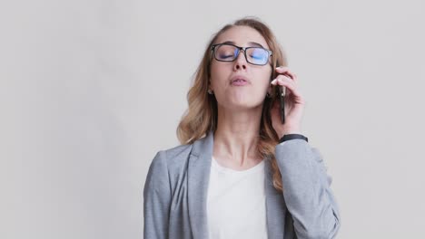 mujer en una llamada telefónica