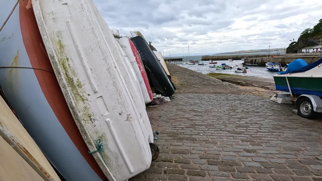 보트 들 이 자갈 돌 길 을 따라 줄지어 있다