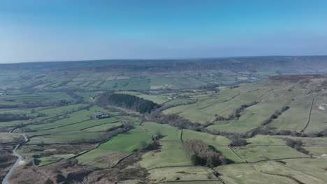 North-York-Moors-In-Der-Nähe-Von-Blakey-Ridge,-Luftdrohnenflug-über-Sonnige-Moore-Und-Täler,-Vorstoß-über-Täler