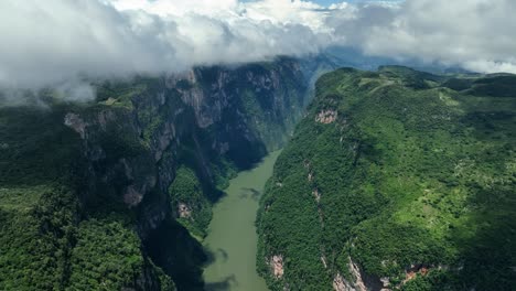 在墨西哥奇亞帕斯的蘇米德羅峡谷的格里加爾瓦河上空飛翔 - 空中圖