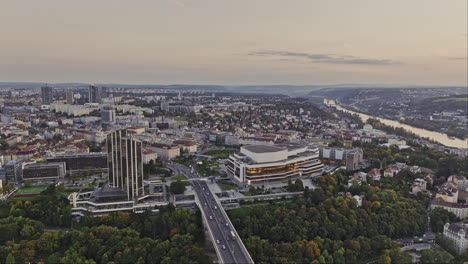 Prag,-Tschechien,-Luftaufnahme-Der-V120-Überführung-Der-Nuselský-Most-Brücke,-Aufnahme-Des-Kongresszentrums,-Viel-Verkehr-Auf-Der-Straße-5