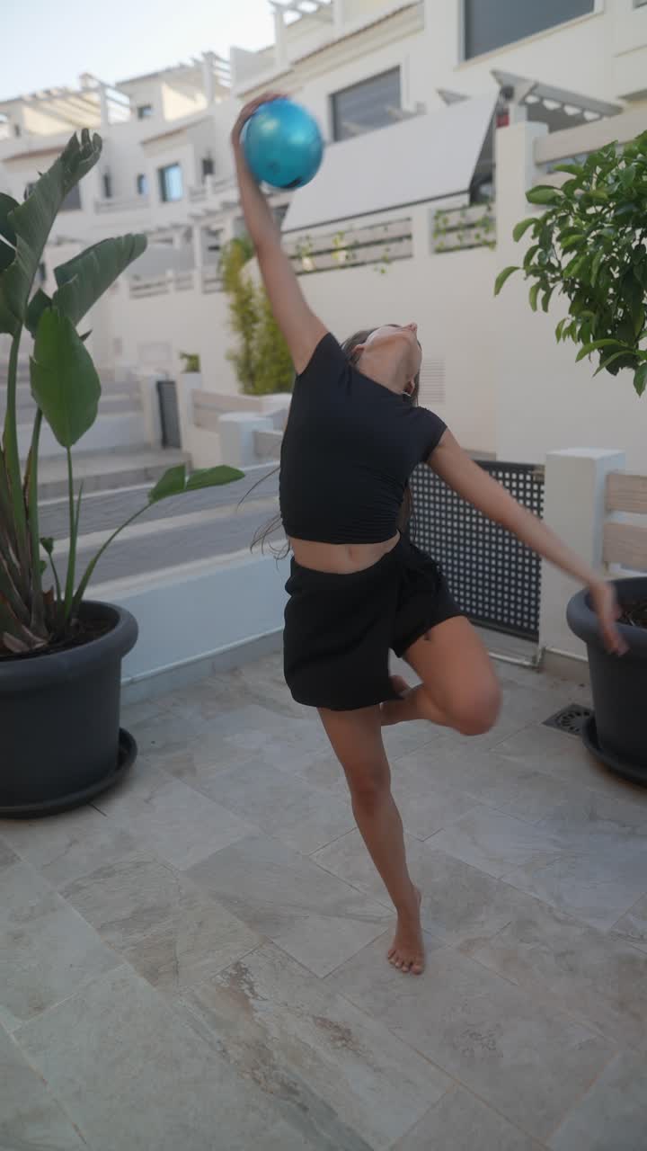 mujer joven jugando con la pelota al aire libre