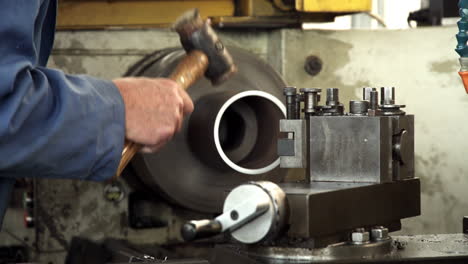primer plano de un ingeniero que utiliza maquinaria en una planta de fabricación